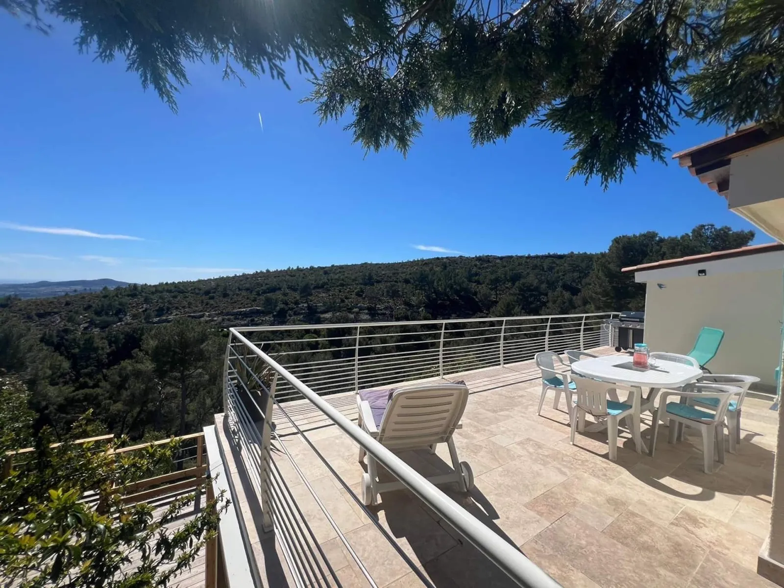 Terrasse de 40 m² avec vue panoramique sur les collines