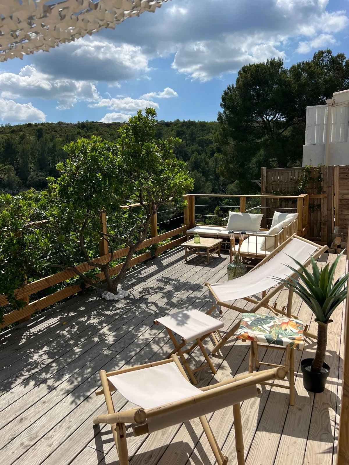 Grande terrasse en bois face à la pinède