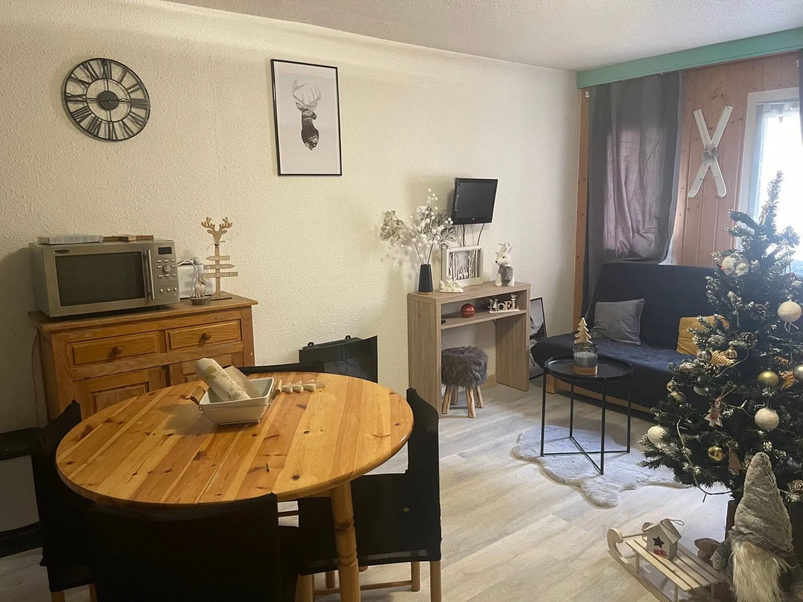 Pièce de vie avec table ronde et coin salon