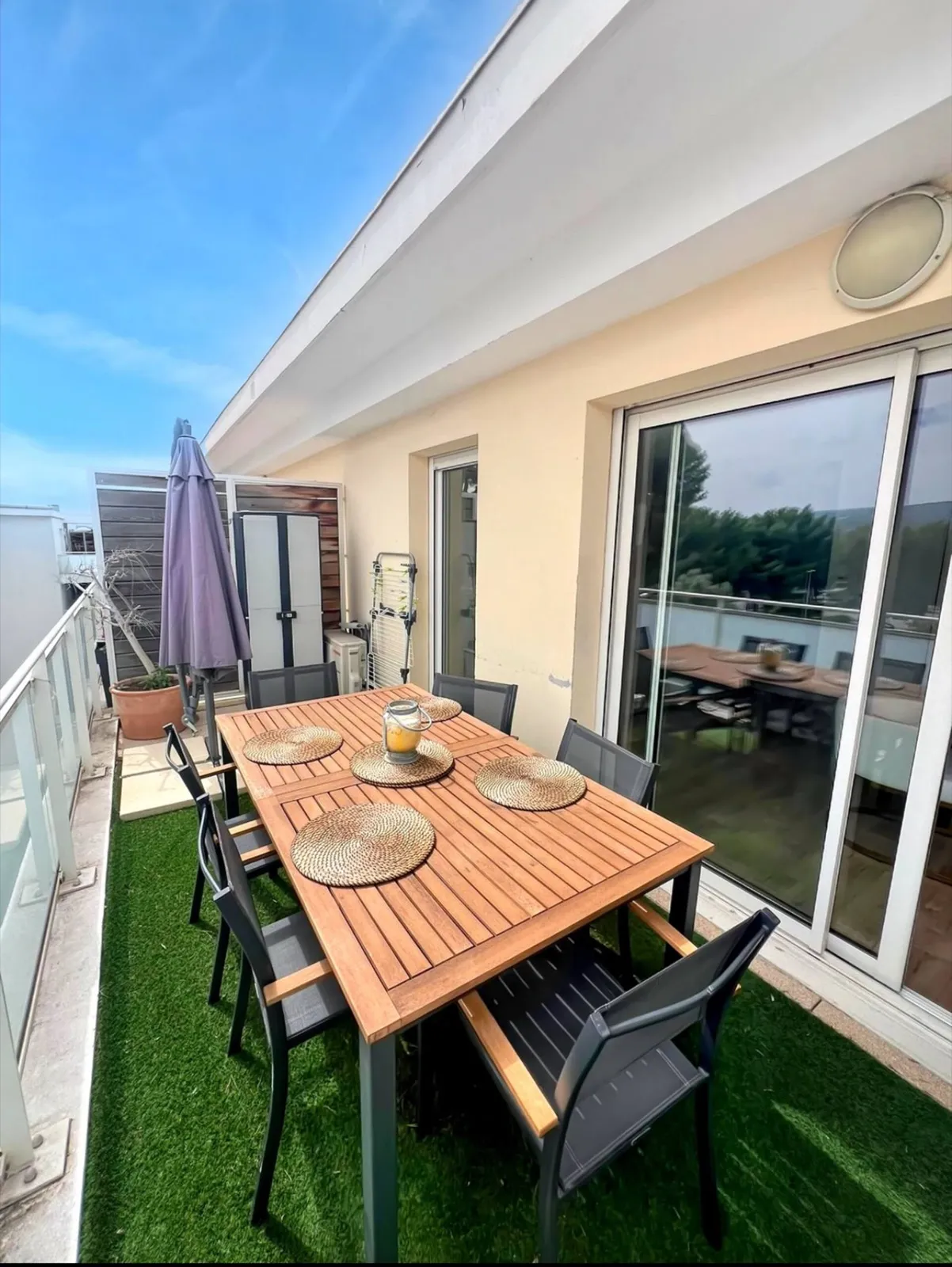 Terrasse avec grande table