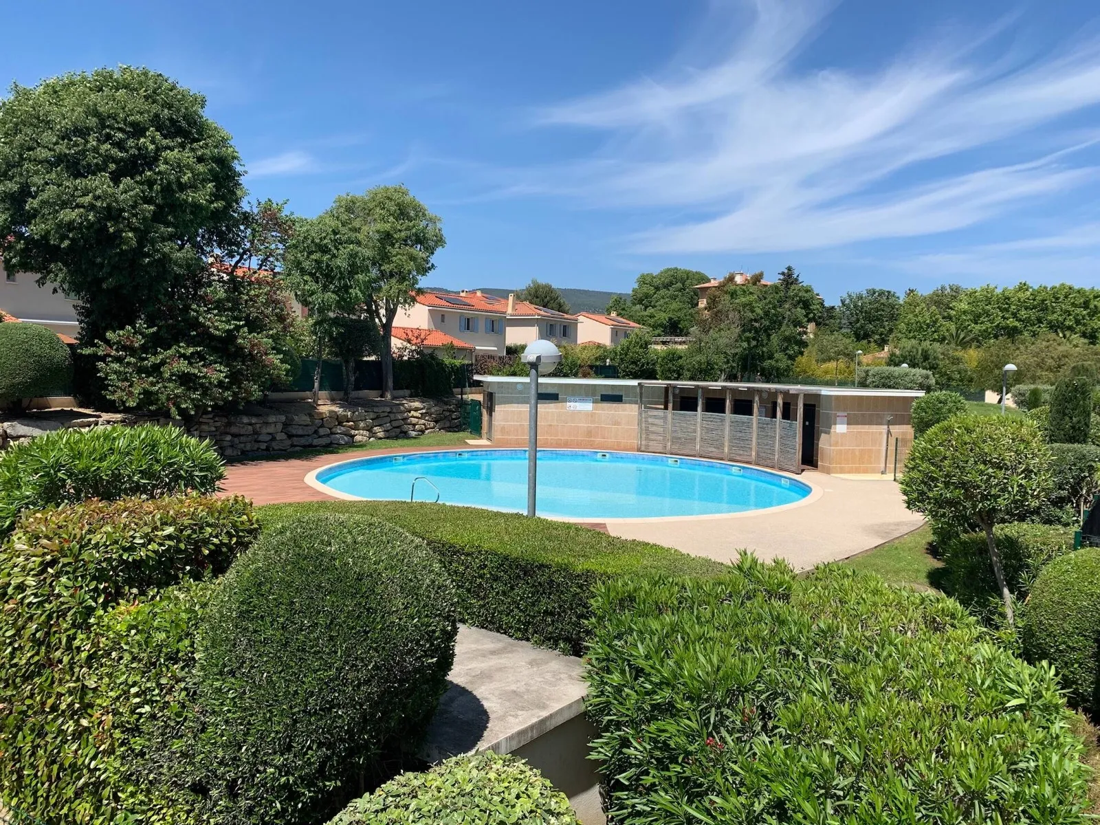 Piscine du parc entourée d'une large terrasse