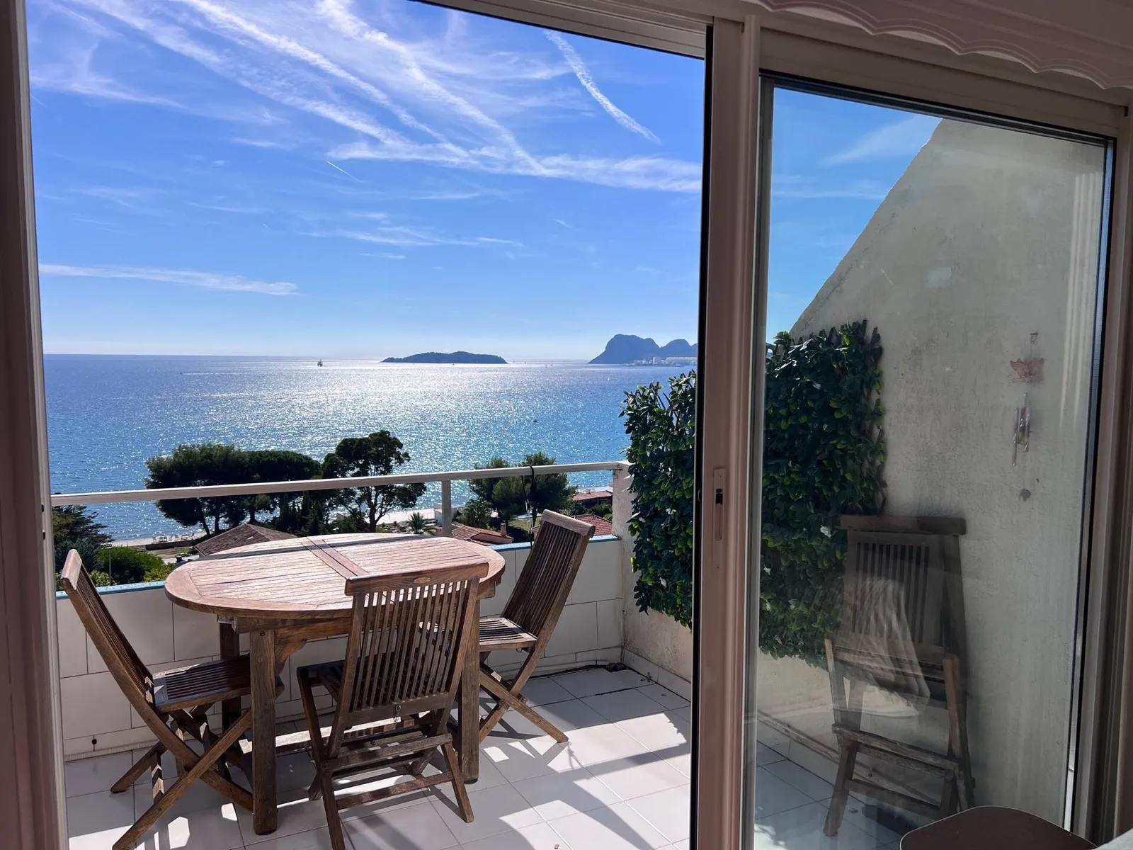 Balcon avec table, face à la mer