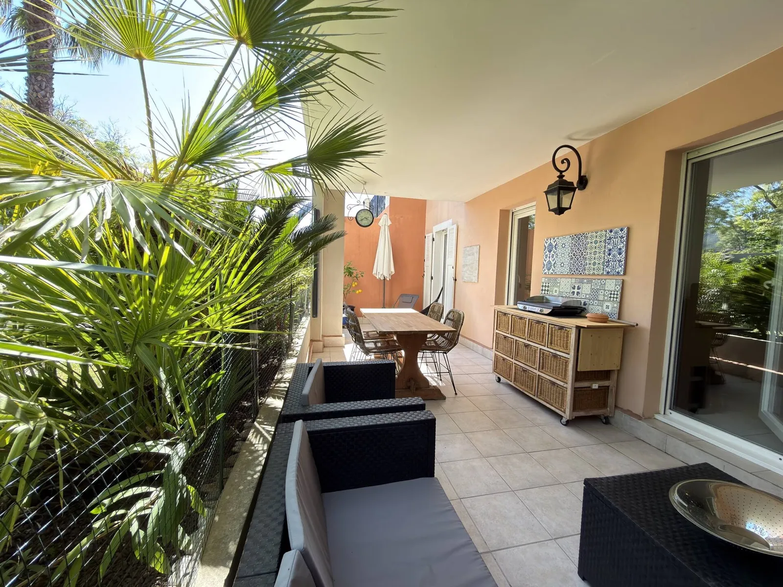 Terrasse avec salon de jardin