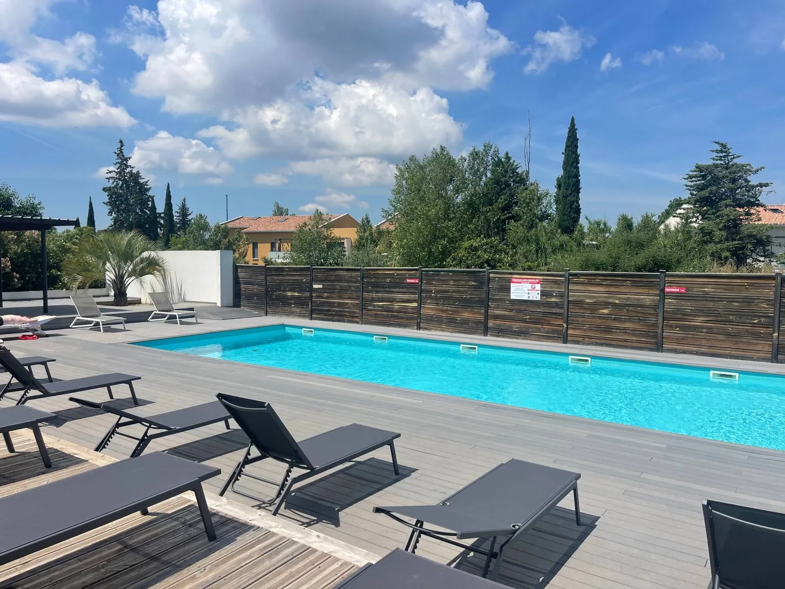 Piscine de la résidence et ses transats