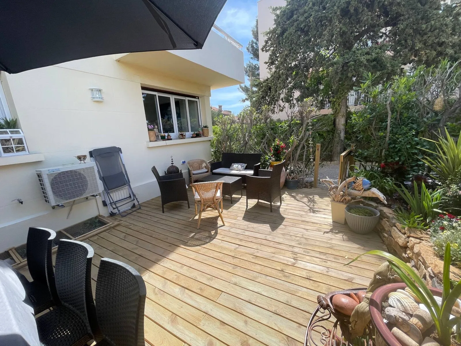 Terrasse en bois et jardinet