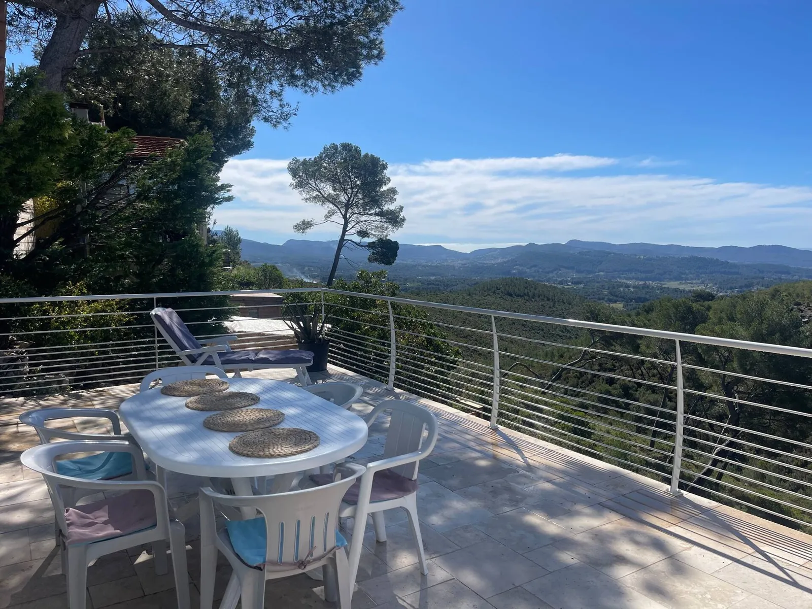 Les collines boisées du Castellet, vues depuis la terrasse du chalet