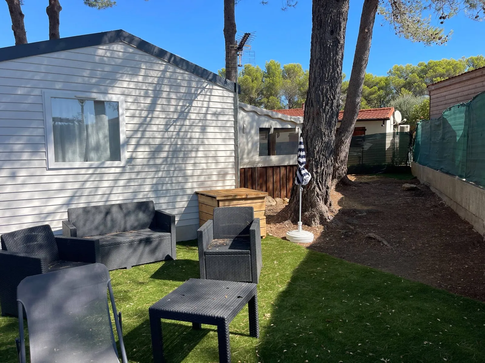 Jardin avec salon de jardin
