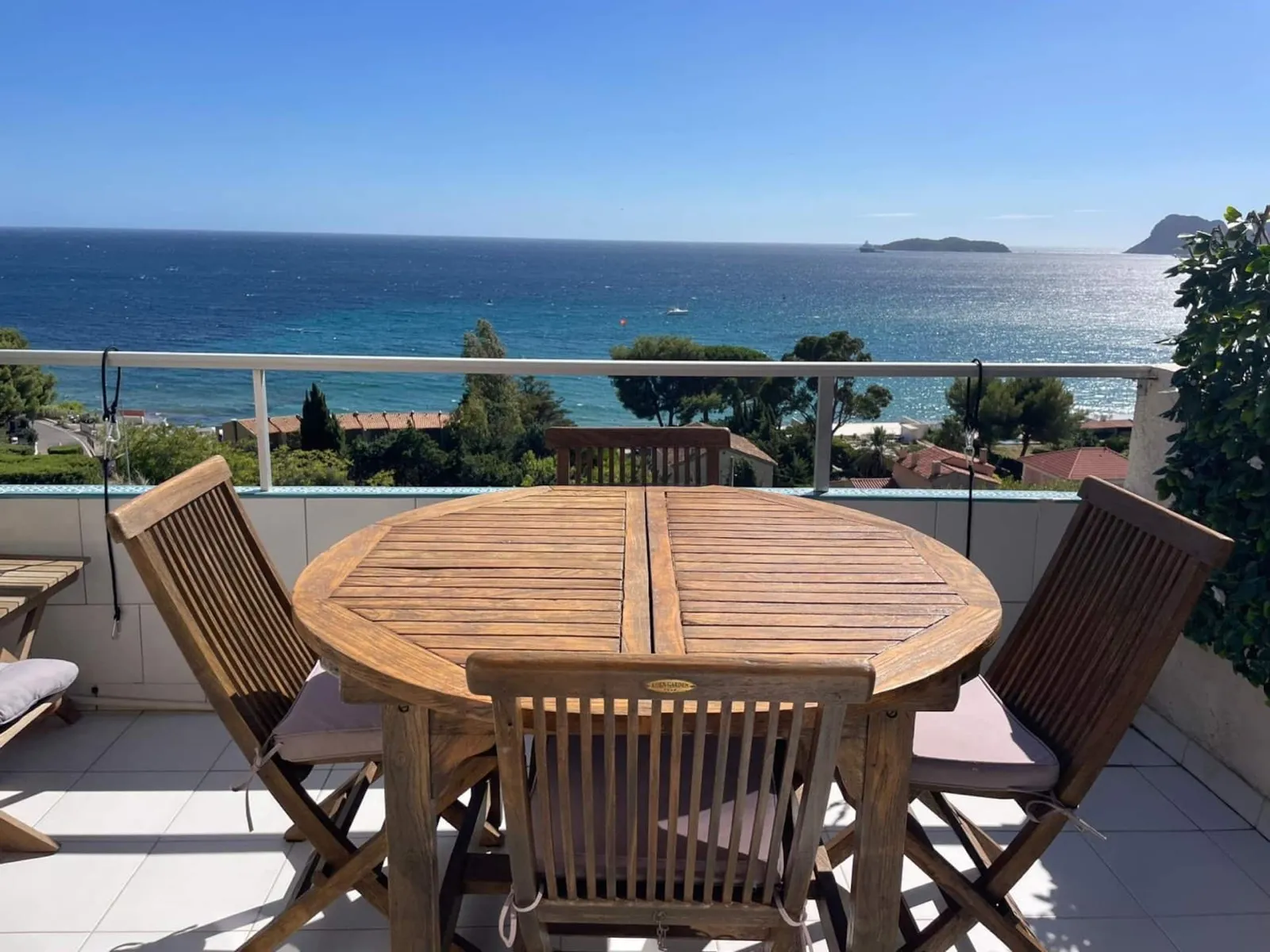 Coin repas sur le balcon, vue mer