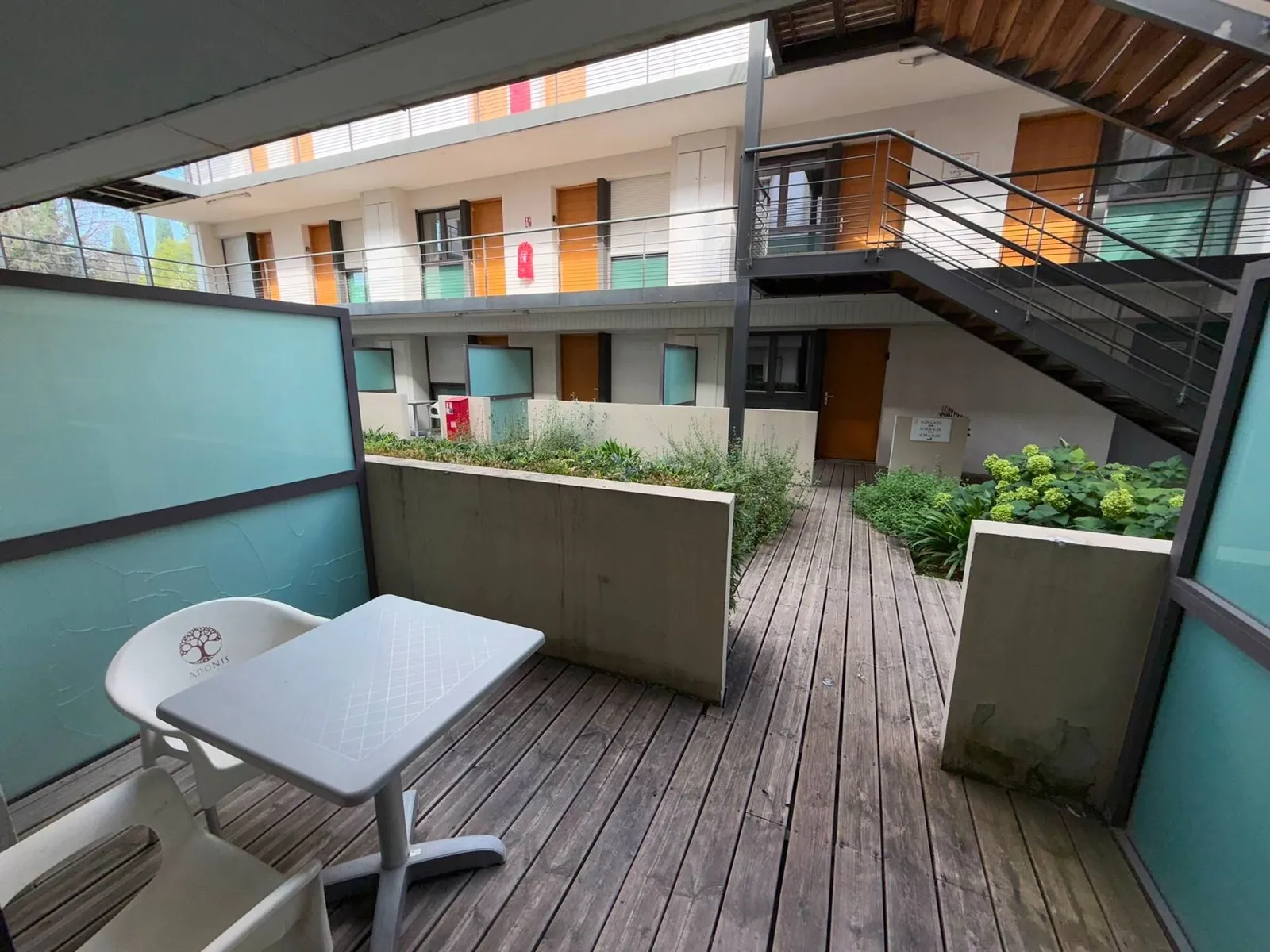 Terrasse privative avec table et chaises