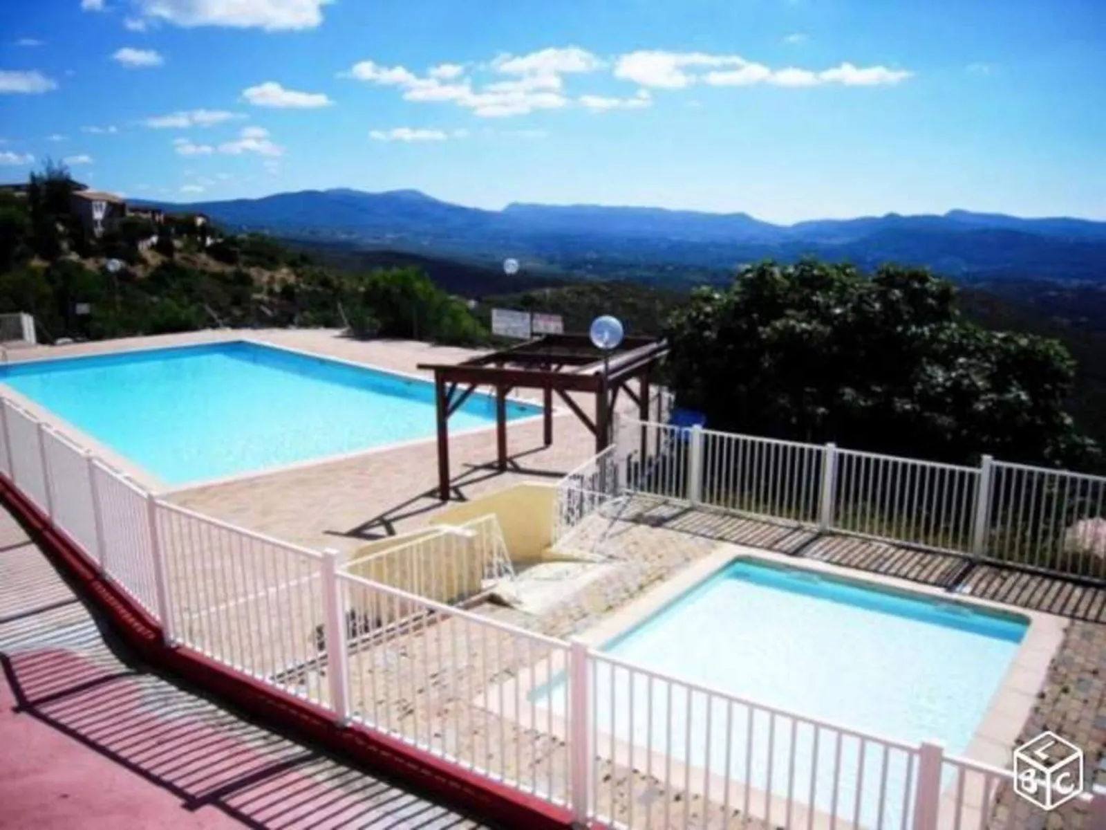 Piscine et pataugeoire de la résidence, à 50 m du chalet