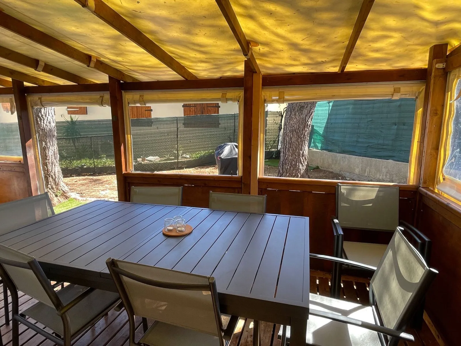 Véranda avec table de repas