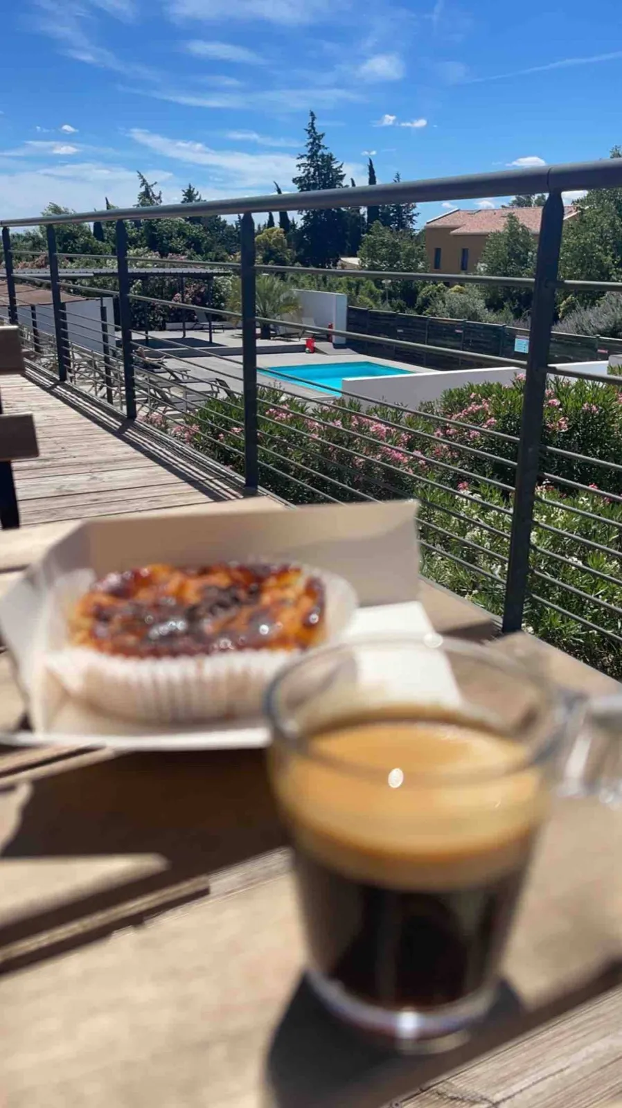 Petit-déjeuner sur le balcon, vue sur la piscine