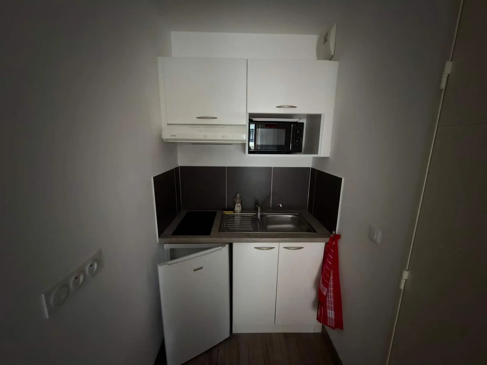 Kitchenette équipée avec micro-ondes