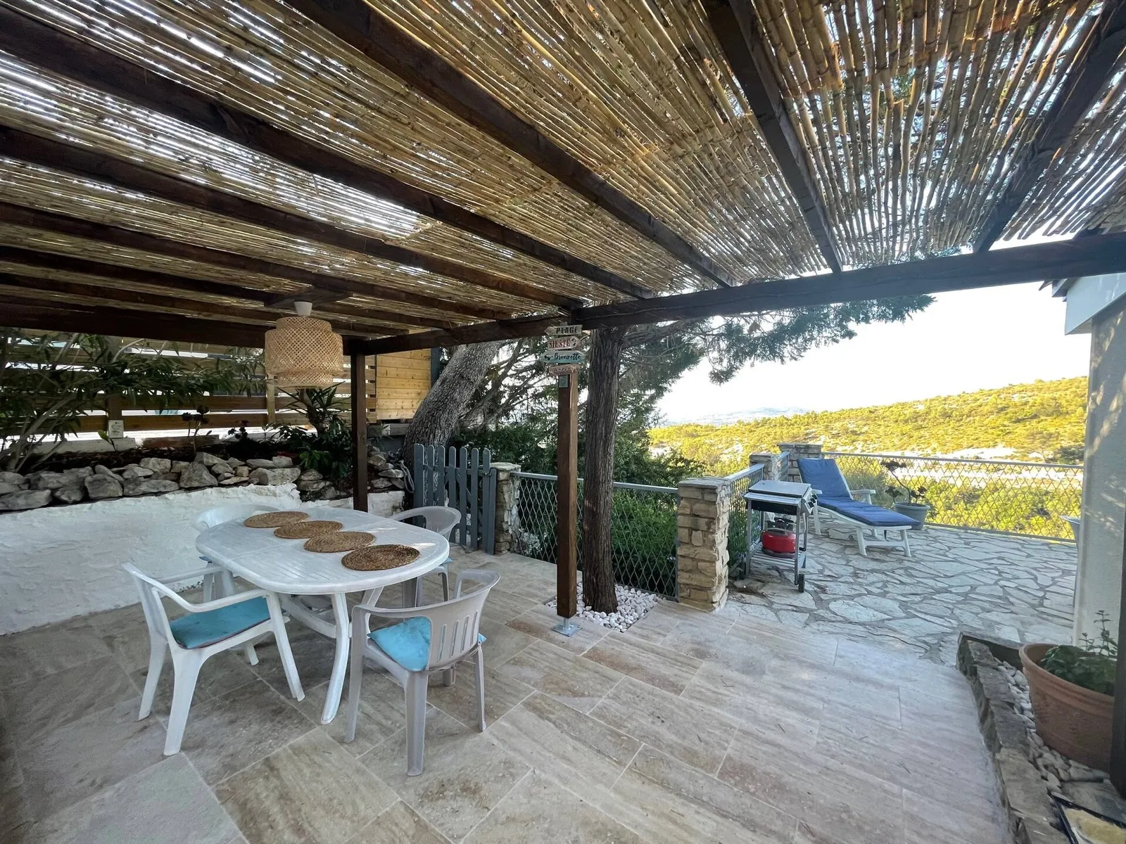 Terrasse couverte avec coin repas