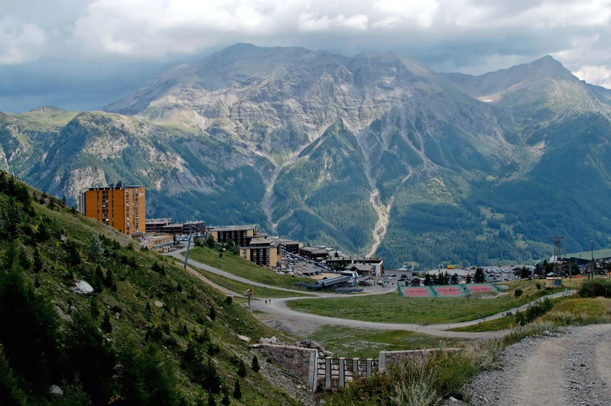 La station d'Orcières Merlette en été, face aux sommets du Champsaur